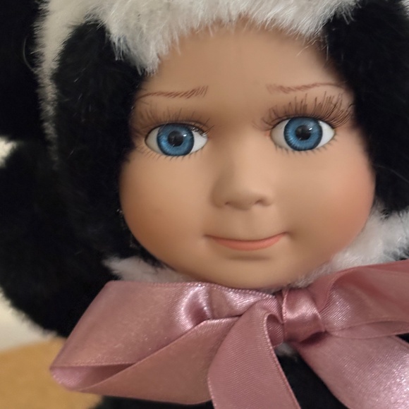 Vintage GEPPEDDO Cuddle Kids porcelain faced "PAGE PANDA" stuffed Doll - Picture 3 of 15